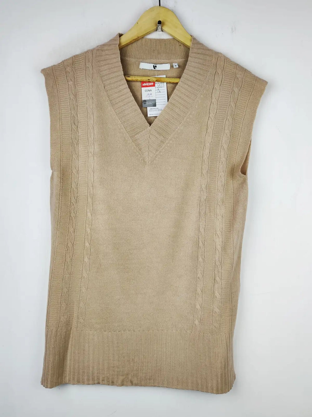 Buy online pre-used pre-loved 100% authentic & Original branded V (SL-3833) available in Pakistan. Top international brands avilable.