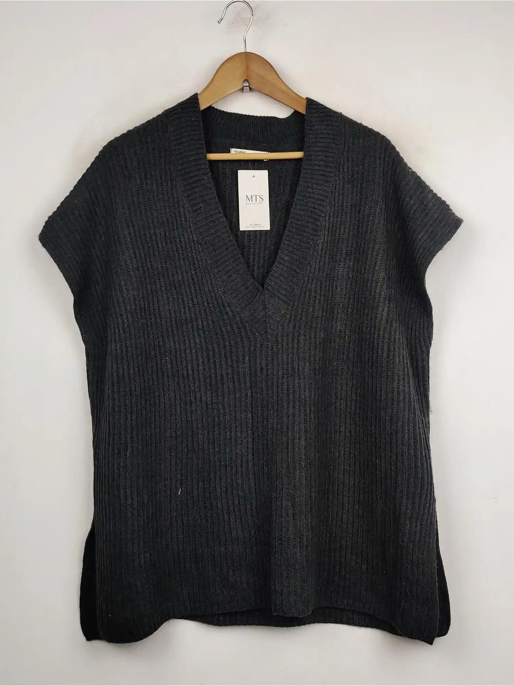 Buy online pre-used pre-loved 100% authentic & Original branded Pull & Bear (SL-877) available in Pakistan. Top international brands avilable.