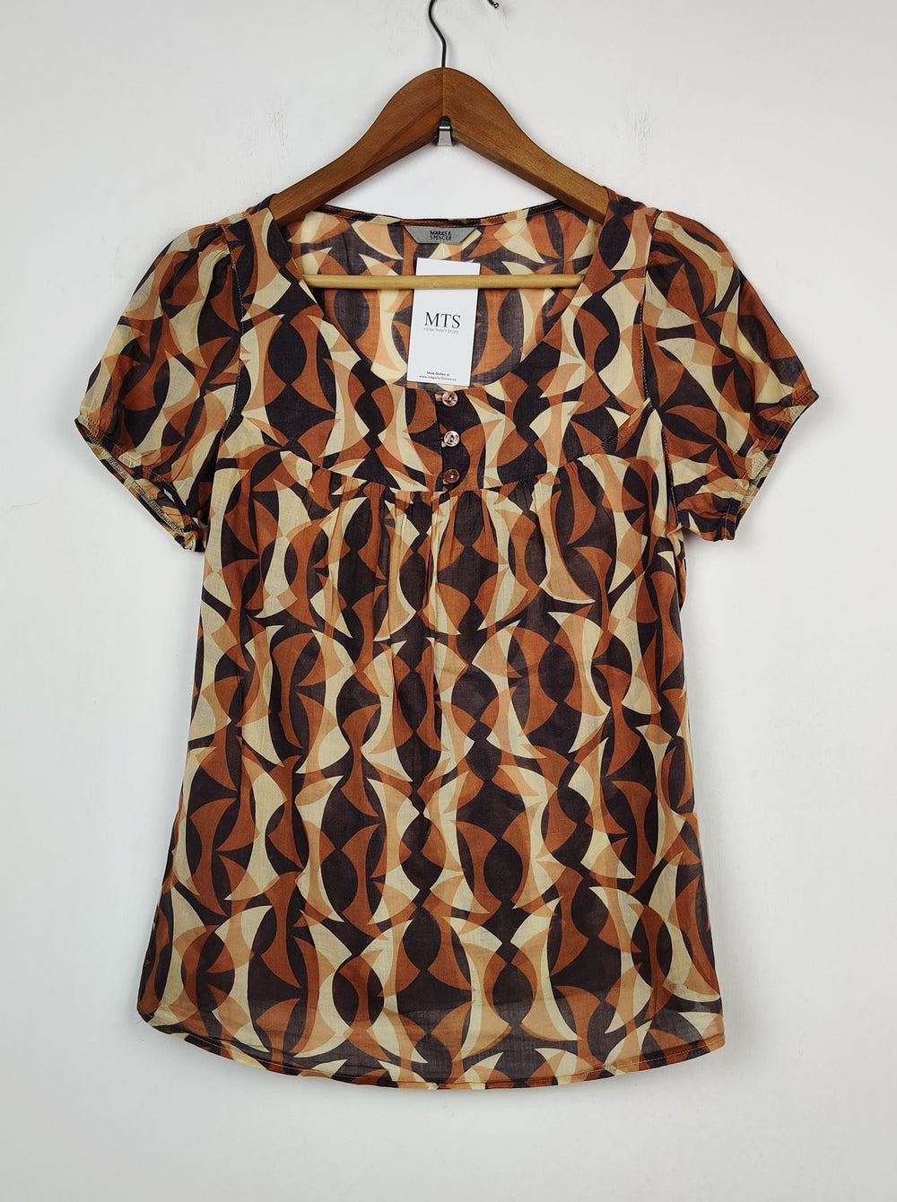 Buy online pre-used pre-loved 100% authentic & Original branded Marks & Spencer (SWT-1038) available in Pakistan. Top international brands avilable.