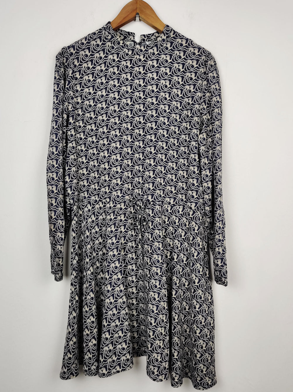 Buy online pre-used pre-loved 100% authentic & Original branded Warehouse (SWT-1043) available in Pakistan. Top international brands avilable.