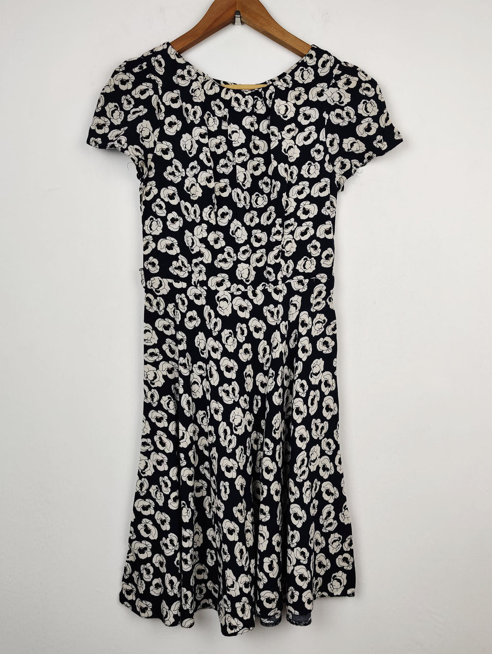 Buy online pre-used pre-loved 100% authentic & Original branded Billie & Blossom (SWT-1052) available in Pakistan. Top international brands avilable.