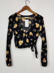 Buy online pre-used pre-loved 100% authentic & Original branded Hollister (SWT-1054) available in Pakistan. Top international brands avilable.