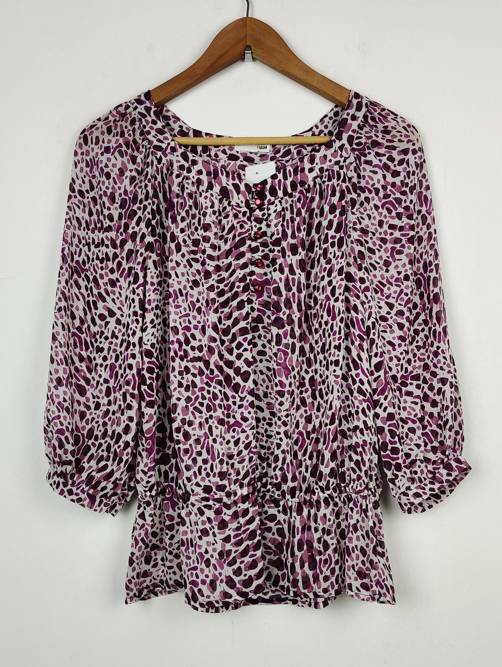 Buy online pre-used pre-loved 100% authentic & Original branded H&M (SWT-1069) available in Pakistan. Top international brands avilable.