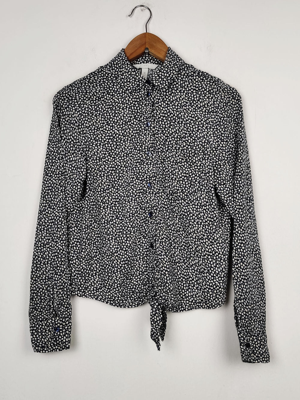 Buy online pre-used pre-loved 100% authentic & Original branded H&M (SWT-1075) available in Pakistan. Top international brands avilable.