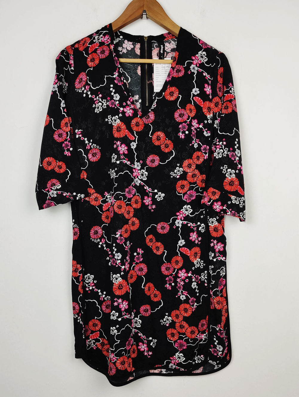 Buy online pre-used pre-loved 100% authentic & Original branded Eksept (SWT-1096) available in Pakistan. Top international brands avilable.