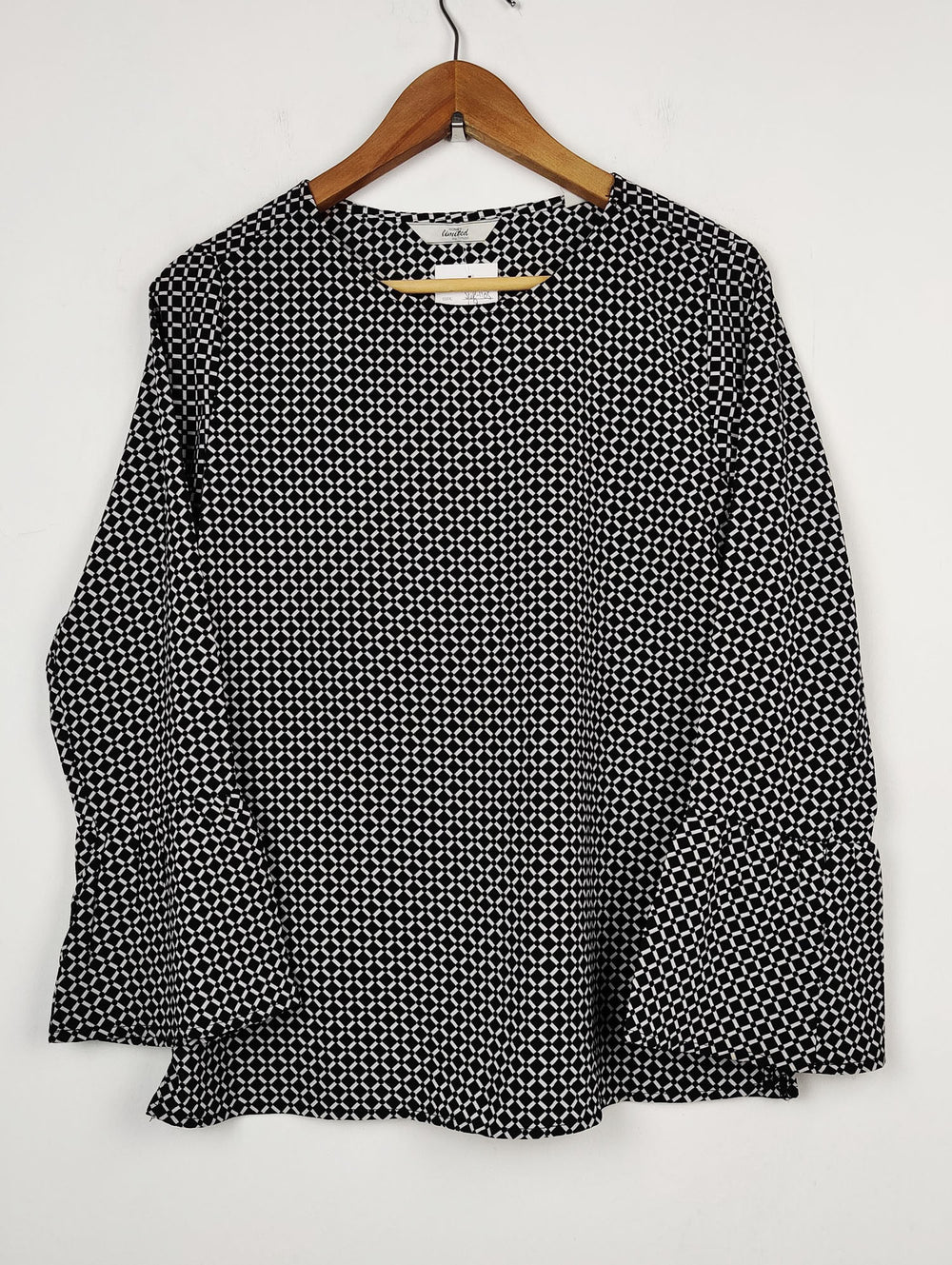 Buy online pre-used pre-loved 100% authentic & Original branded Tobiko (SWT-1105) available in Pakistan. Top international brands avilable.