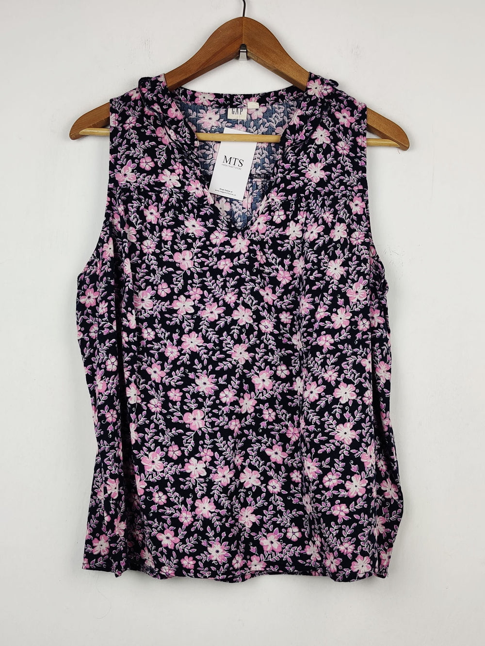 Buy online pre-used pre-loved 100% authentic & Original branded Gap (SWT-1178) available in Pakistan. Top international brands avilable.