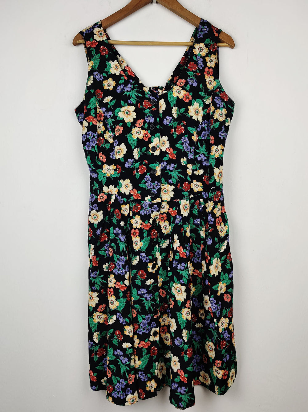 Buy online pre-used pre-loved 100% authentic & Original branded Unknown Brand (SWT-1180) available in Pakistan. Top international brands avilable.