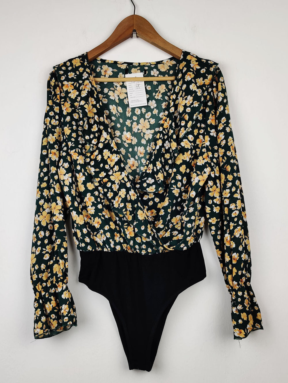 Buy online pre-used pre-loved 100% authentic & Original branded Unknown Brand (SWT-1238) available in Pakistan. Top international brands avilable.