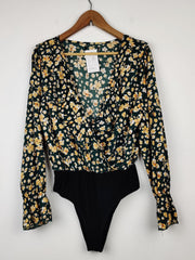 Buy online pre-used pre-loved 100% authentic & Original branded Unknown Brand (SWT-1238) available in Pakistan. Top international brands avilable.