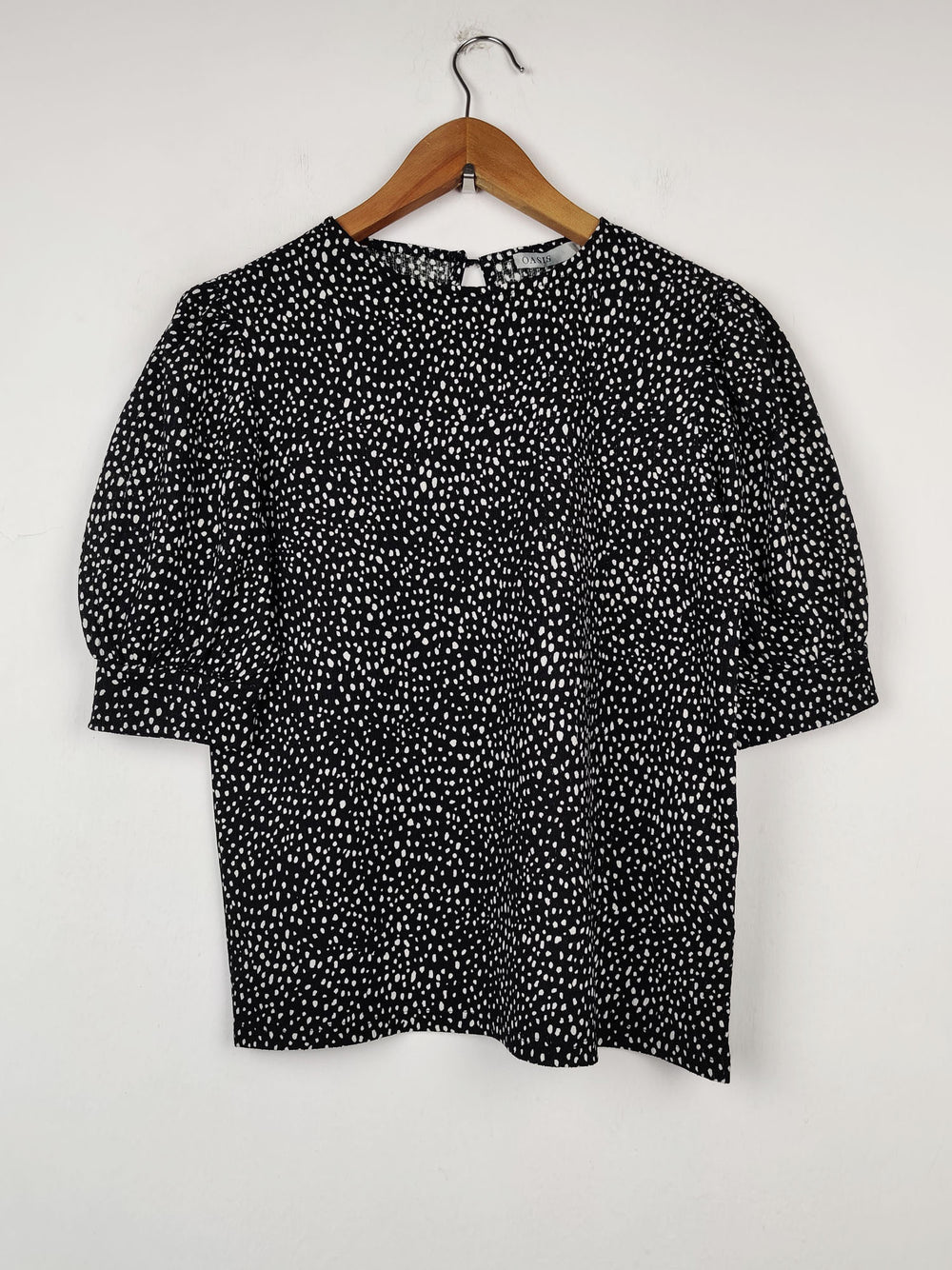 Buy online pre-used pre-loved 100% authentic & Original branded Oasis (SWT-1354) available in Pakistan. Top international brands avilable.