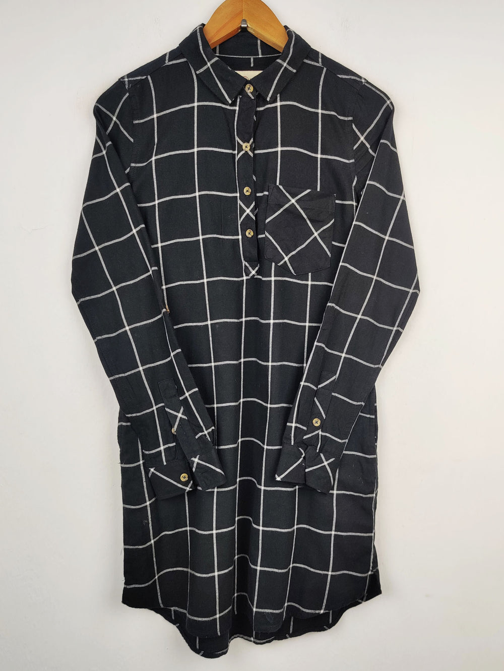 Buy online pre-used pre-loved 100% authentic & Original branded Shirt Dress (SWT-1453) available in Pakistan. Top international brands avilable.