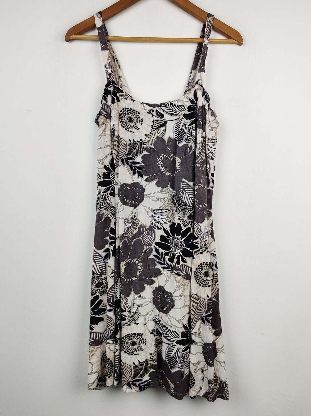 Buy online pre-used pre-loved 100% authentic & Original branded Serendipity (SWT-1565) available in Pakistan. Top international brands avilable.