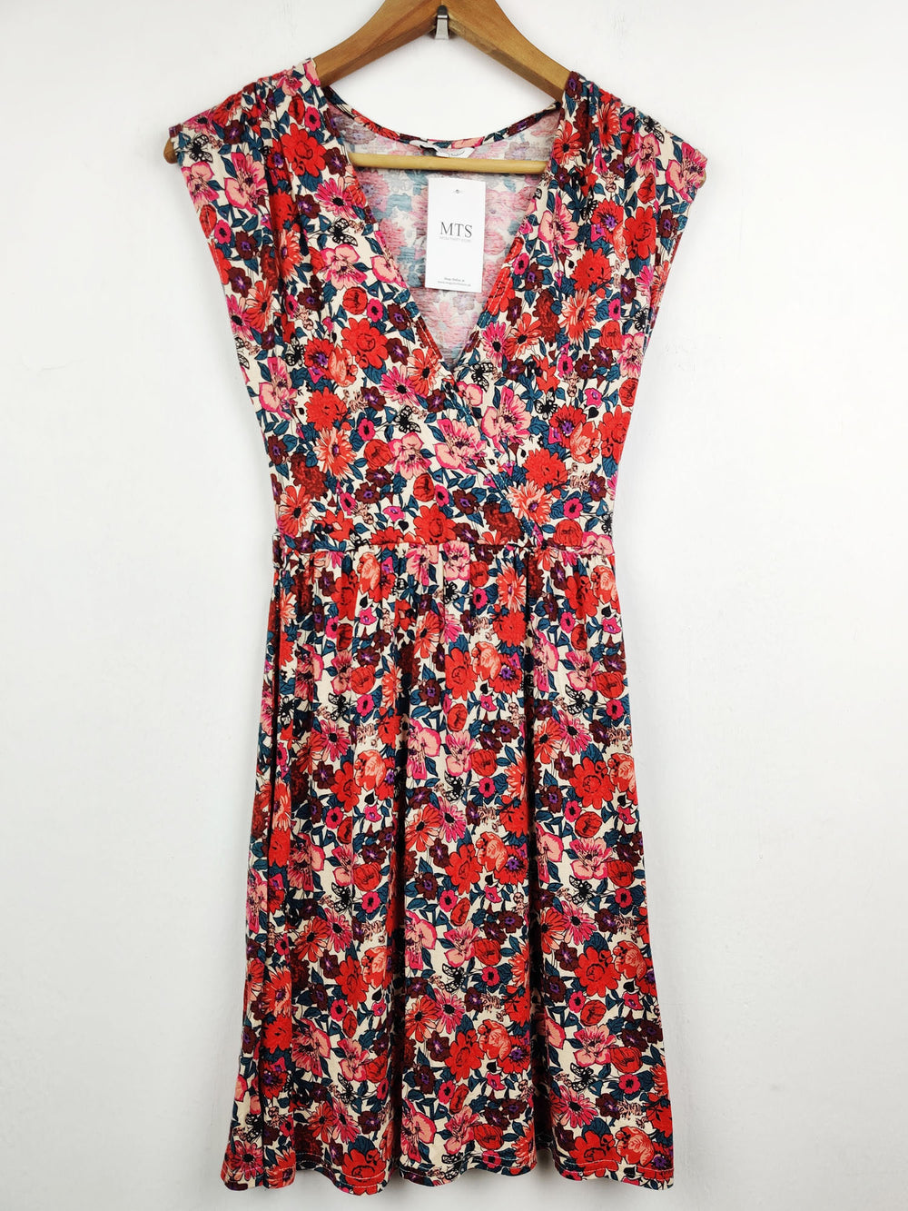 Buy online pre-used pre-loved 100% authentic & Original branded New Look (SWT-1581) available in Pakistan. Top international brands avilable.