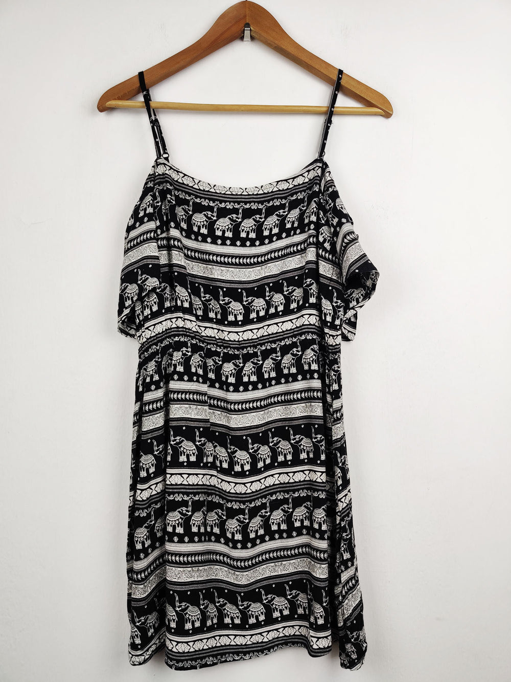 Buy online pre-used pre-loved 100% authentic & Original branded H&M (SWT-1592) available in Pakistan. Top international brands avilable.