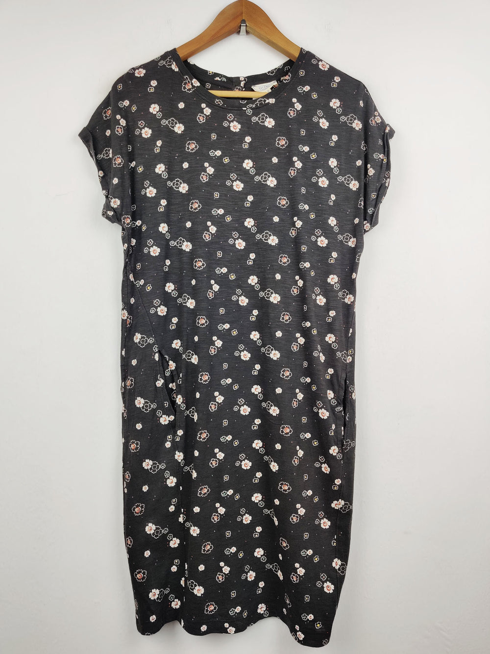 Buy online pre-used pre-loved 100% authentic & Original branded Fat Face (SWT-1616) available in Pakistan. Top international brands avilable.