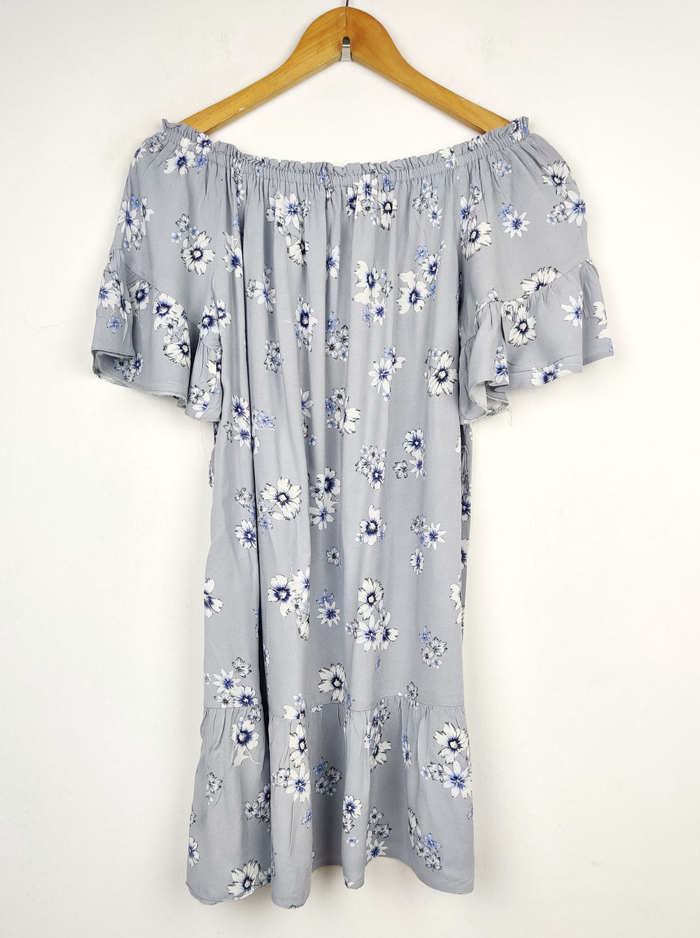 Buy online pre-used pre-loved 100% authentic & Original branded New Look (SWT-1623) available in Pakistan. Top international brands avilable.