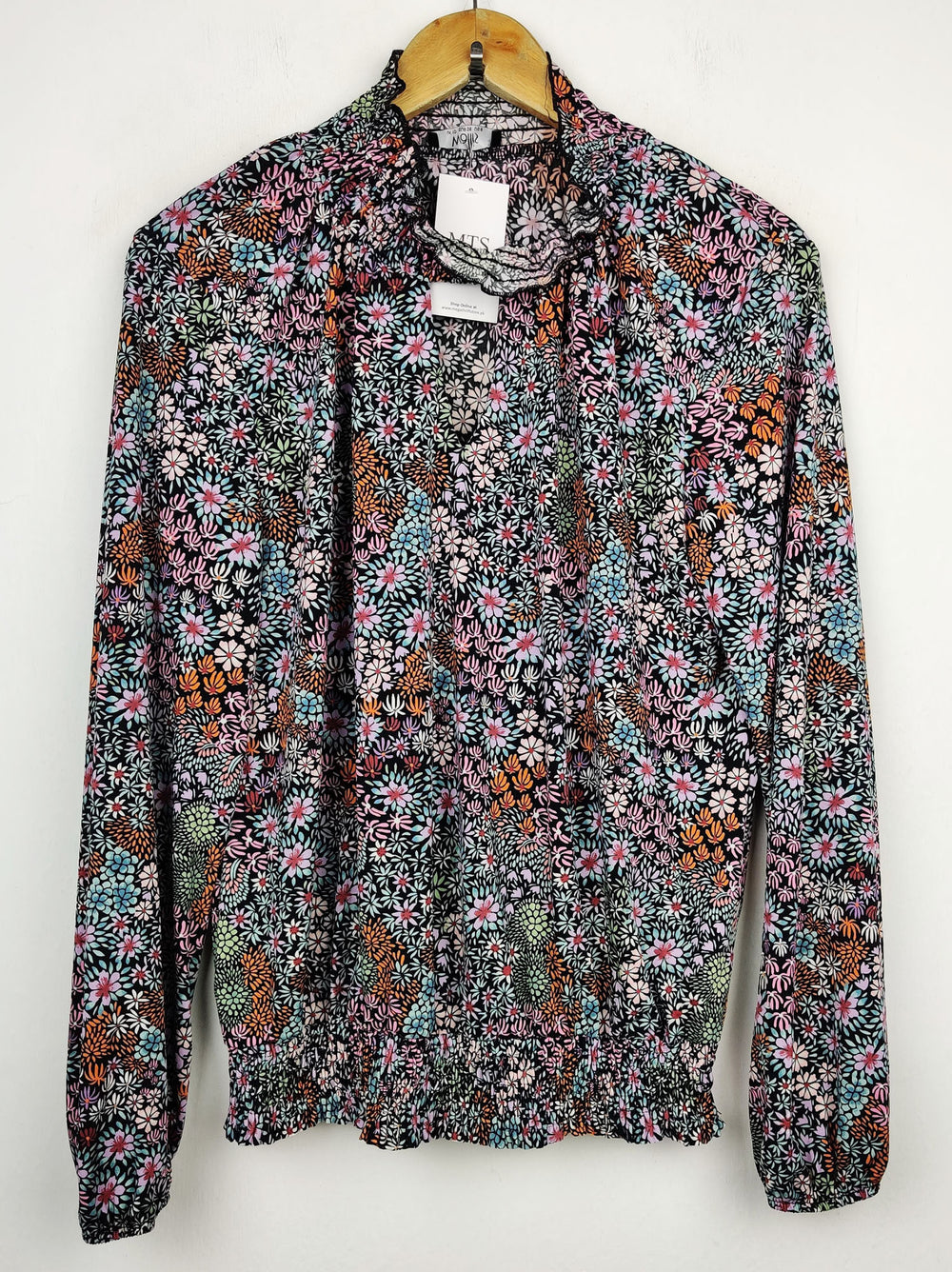 Buy online pre-used pre-loved 100% authentic & Original branded Wallis (SWT-1661) available in Pakistan. Top international brands avilable.