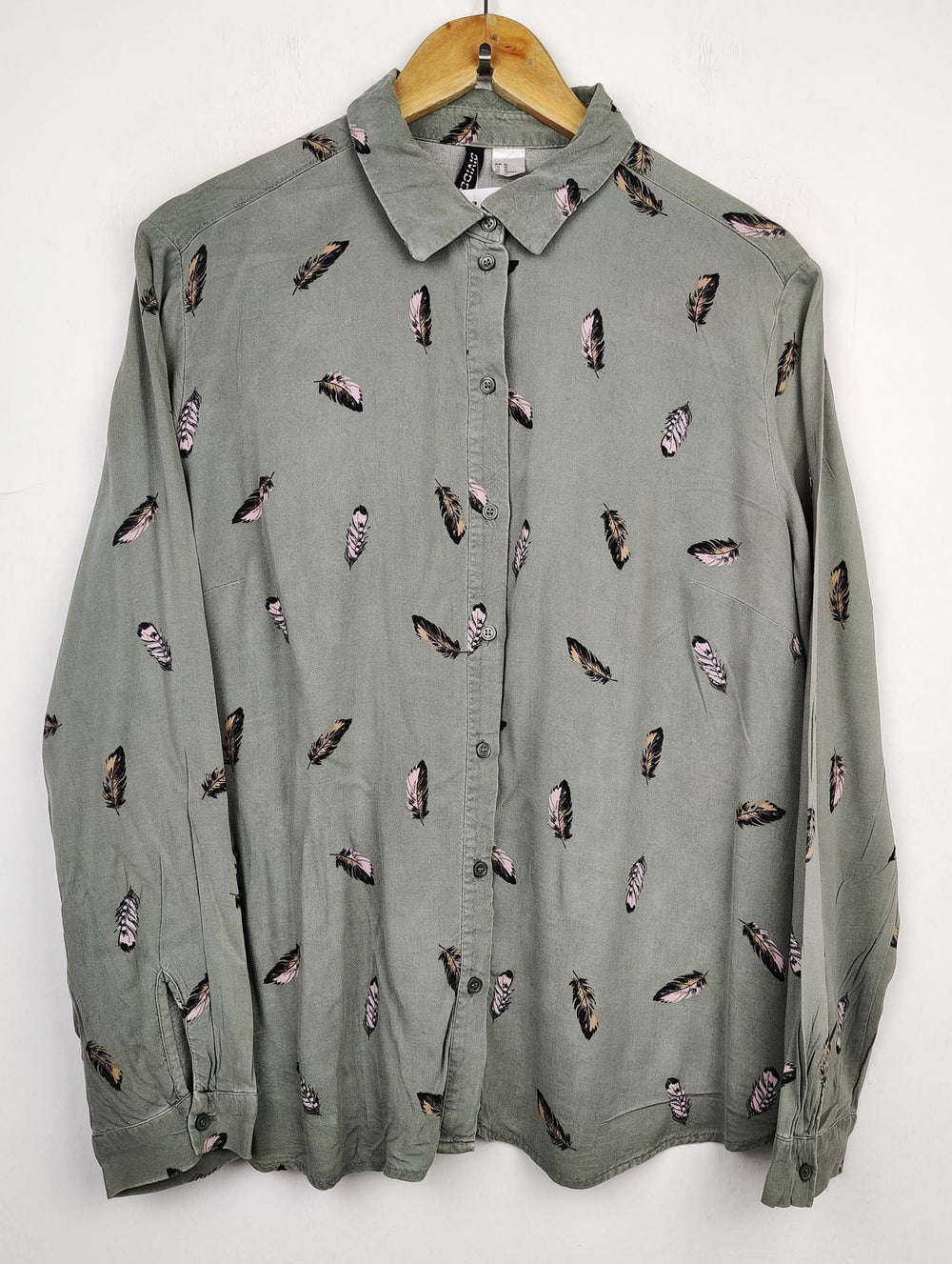 Buy online pre-used pre-loved 100% authentic & Original branded H&M (SWT-1687) available in Pakistan. Top international brands avilable.