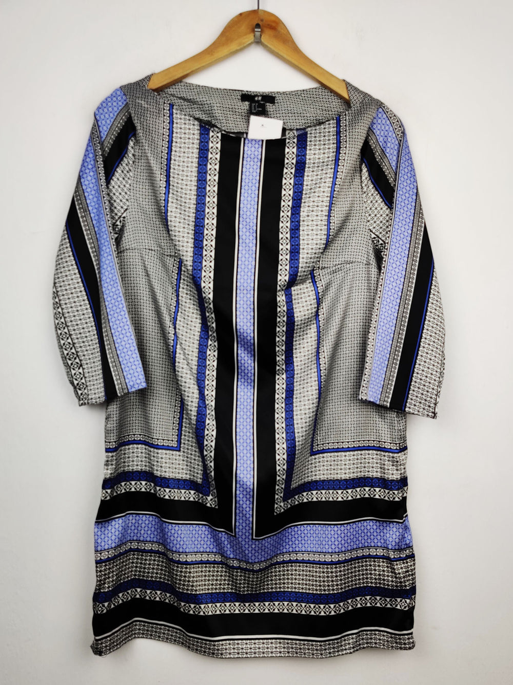 Buy online pre-used pre-loved 100% authentic & Original branded H&M (SWT-1709) available in Pakistan. Top international brands avilable.