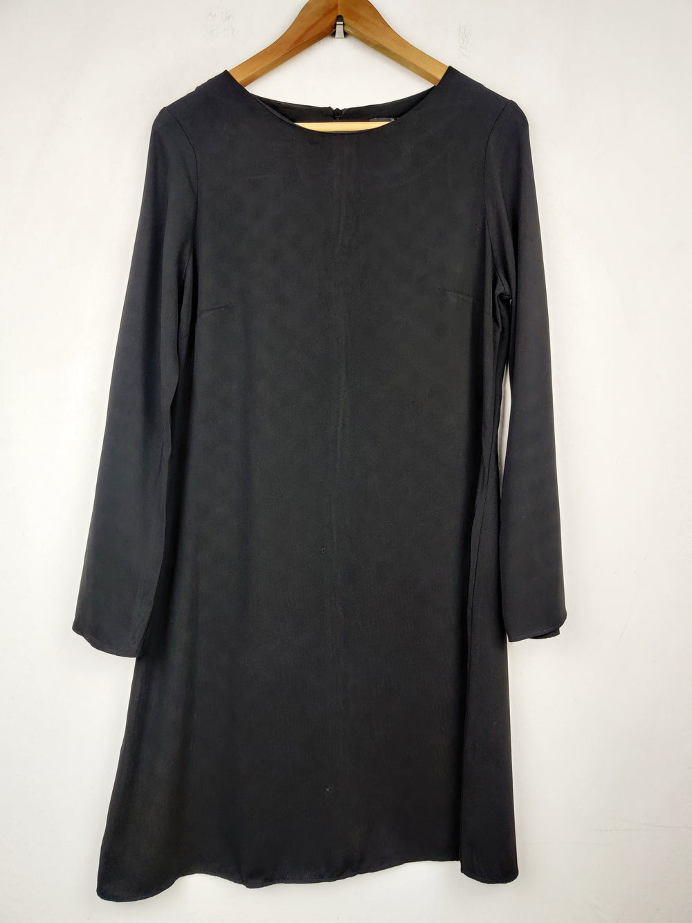 Buy online pre-used pre-loved 100% authentic & Original branded Wallis (SWT-17) available in Pakistan. Top international brands avilable.