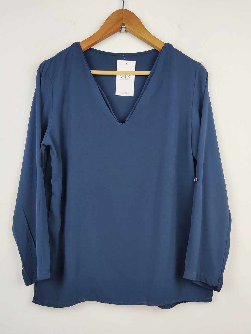 Buy online pre-used pre-loved 100% authentic & Original branded Unknown Brand (SWT-1841) available in Pakistan. Top international brands avilable.