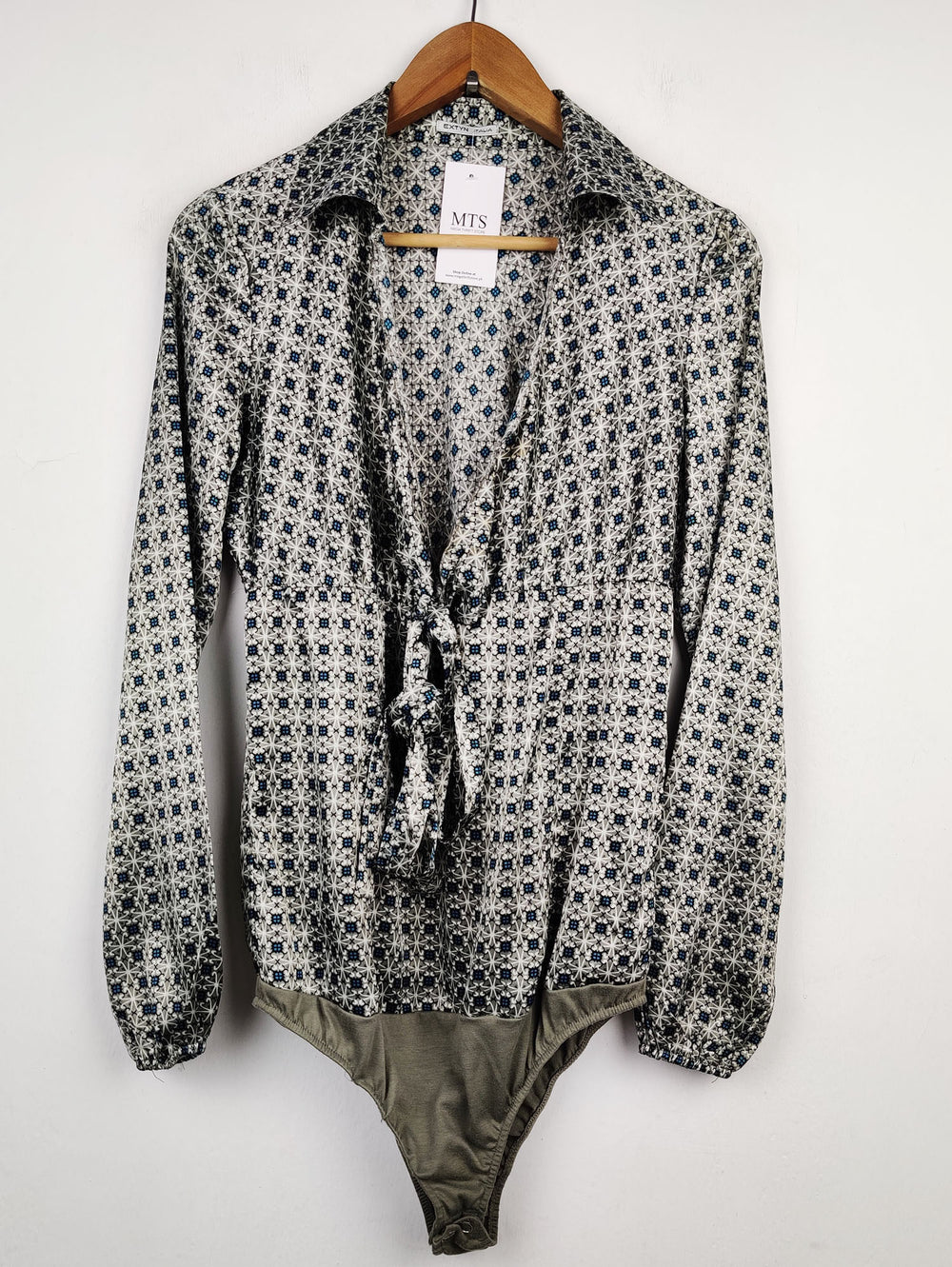 Buy online pre-used pre-loved 100% authentic & Original branded Extyn (SWT-1875) available in Pakistan. Top international brands avilable.