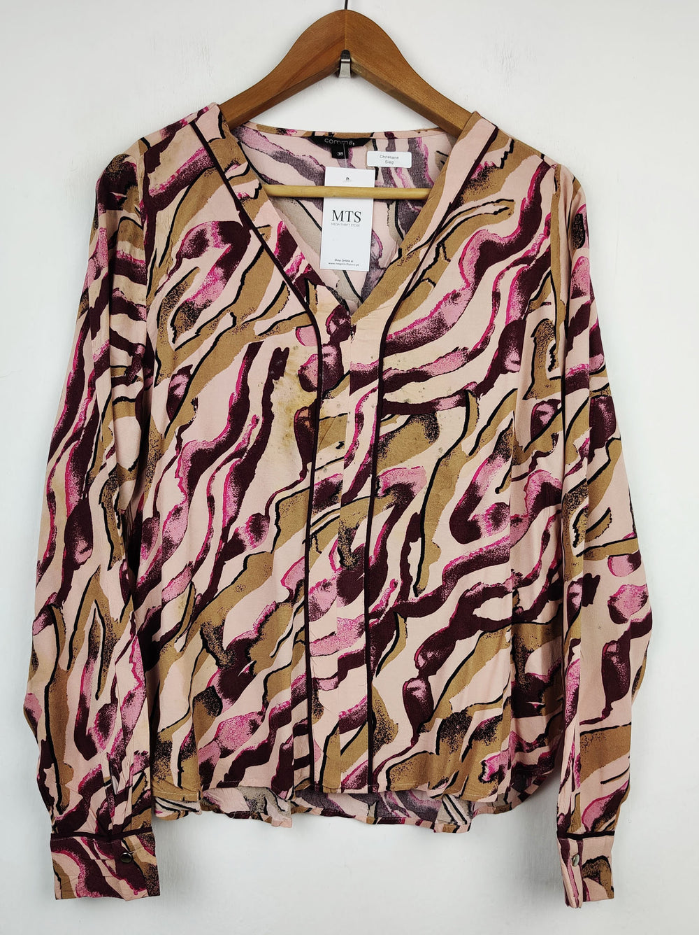 Buy online pre-used pre-loved 100% authentic & Original branded Comma (SWT-1888) available in Pakistan. Top international brands avilable.