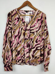 Buy online pre-used pre-loved 100% authentic & Original branded Comma (SWT-1888) available in Pakistan. Top international brands avilable.