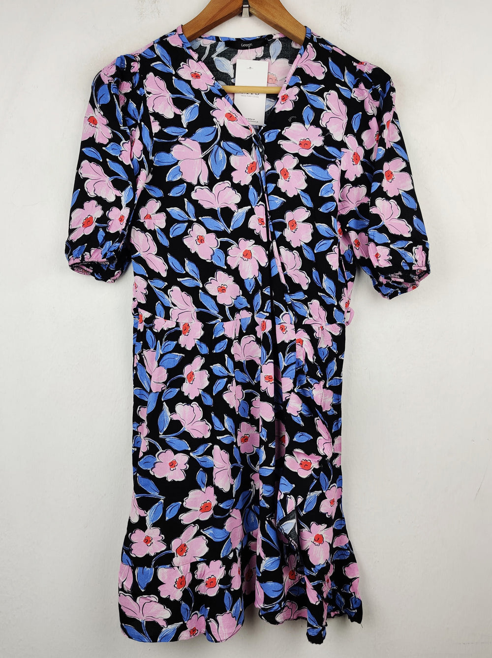 Buy online pre-used pre-loved 100% authentic & Original branded George (SWT-193) available in Pakistan. Top international brands avilable.