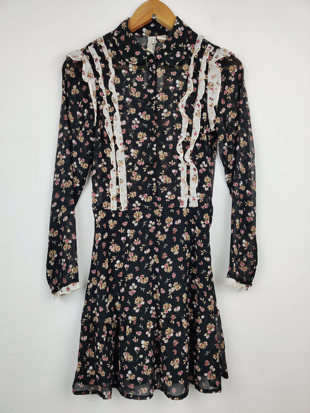 Buy online pre-used pre-loved 100% authentic & Original branded H&M (SWT-2059) available in Pakistan. Top international brands avilable.