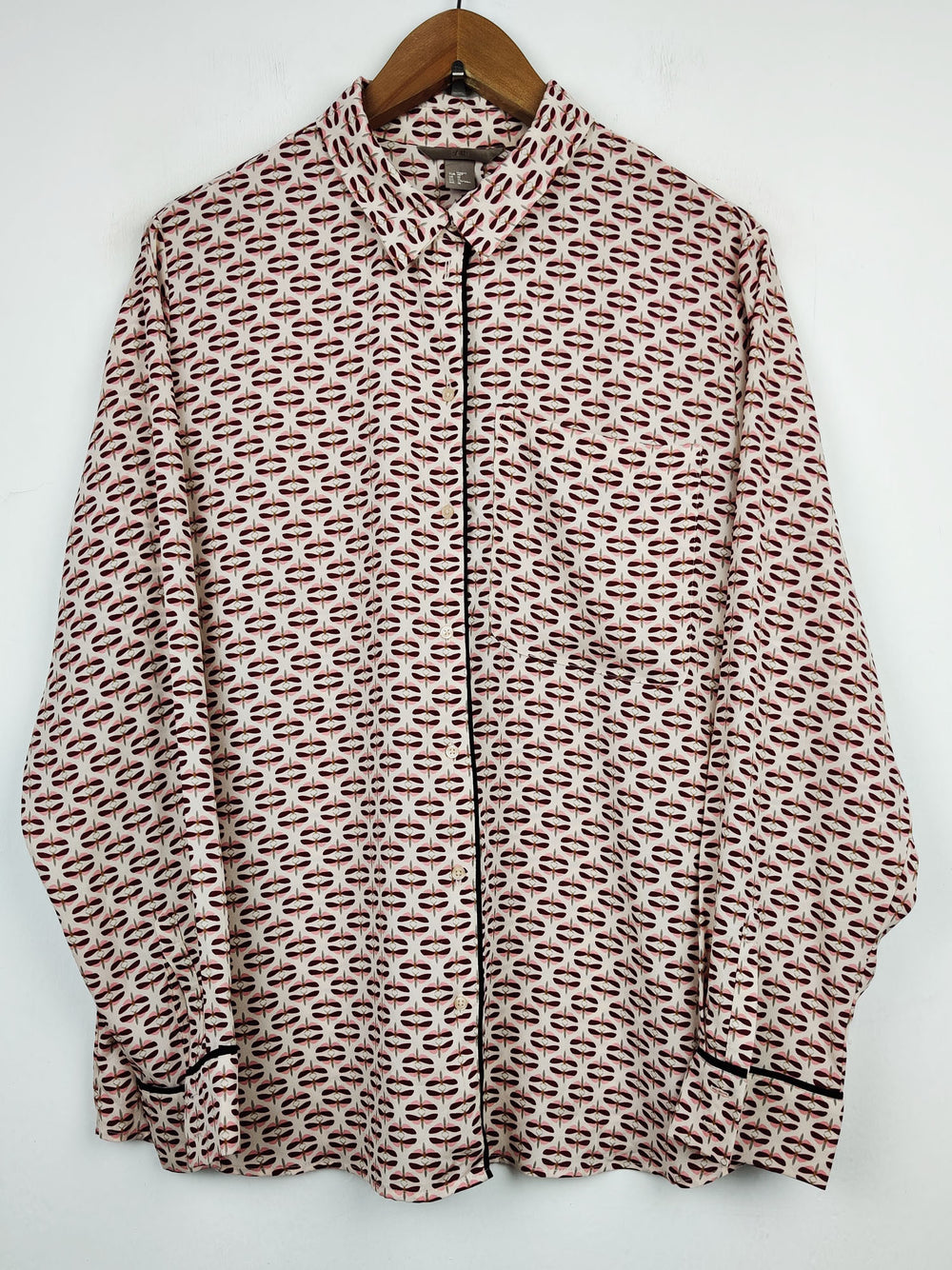 Buy online pre-used pre-loved 100% authentic & Original branded H&M (SWT-2102) available in Pakistan. Top international brands avilable.