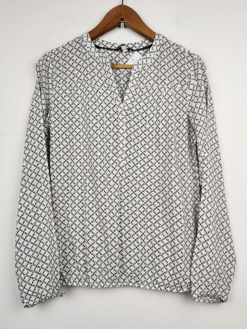 Buy online pre-used pre-loved 100% authentic & Original branded Street One (SWT-2107) available in Pakistan. Top international brands avilable.