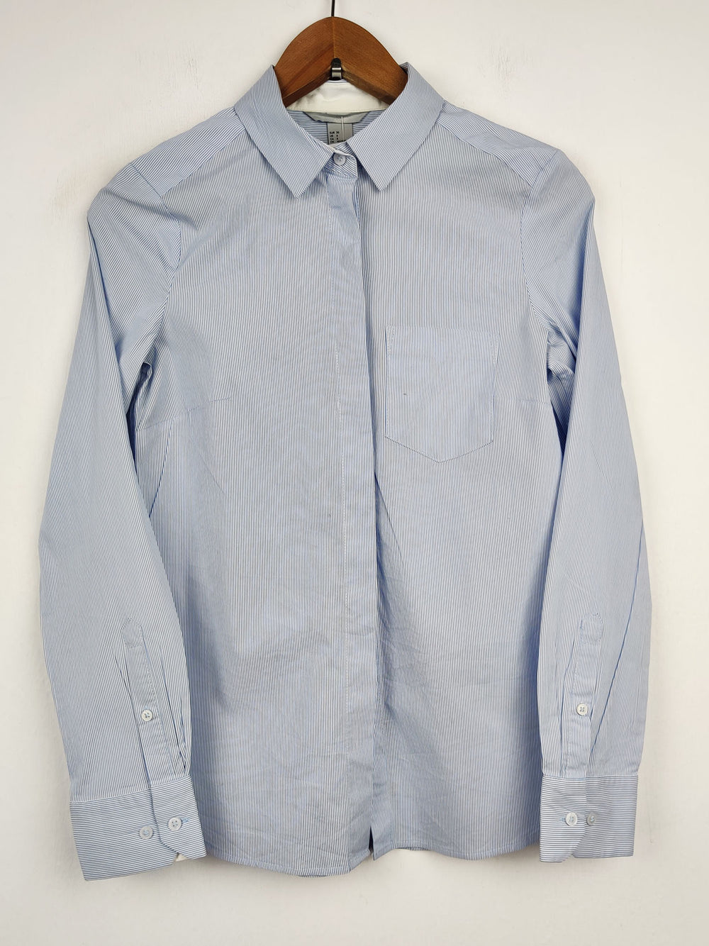 Buy online pre-used pre-loved 100% authentic & Original branded H&M (SWT-2120) available in Pakistan. Top international brands avilable.