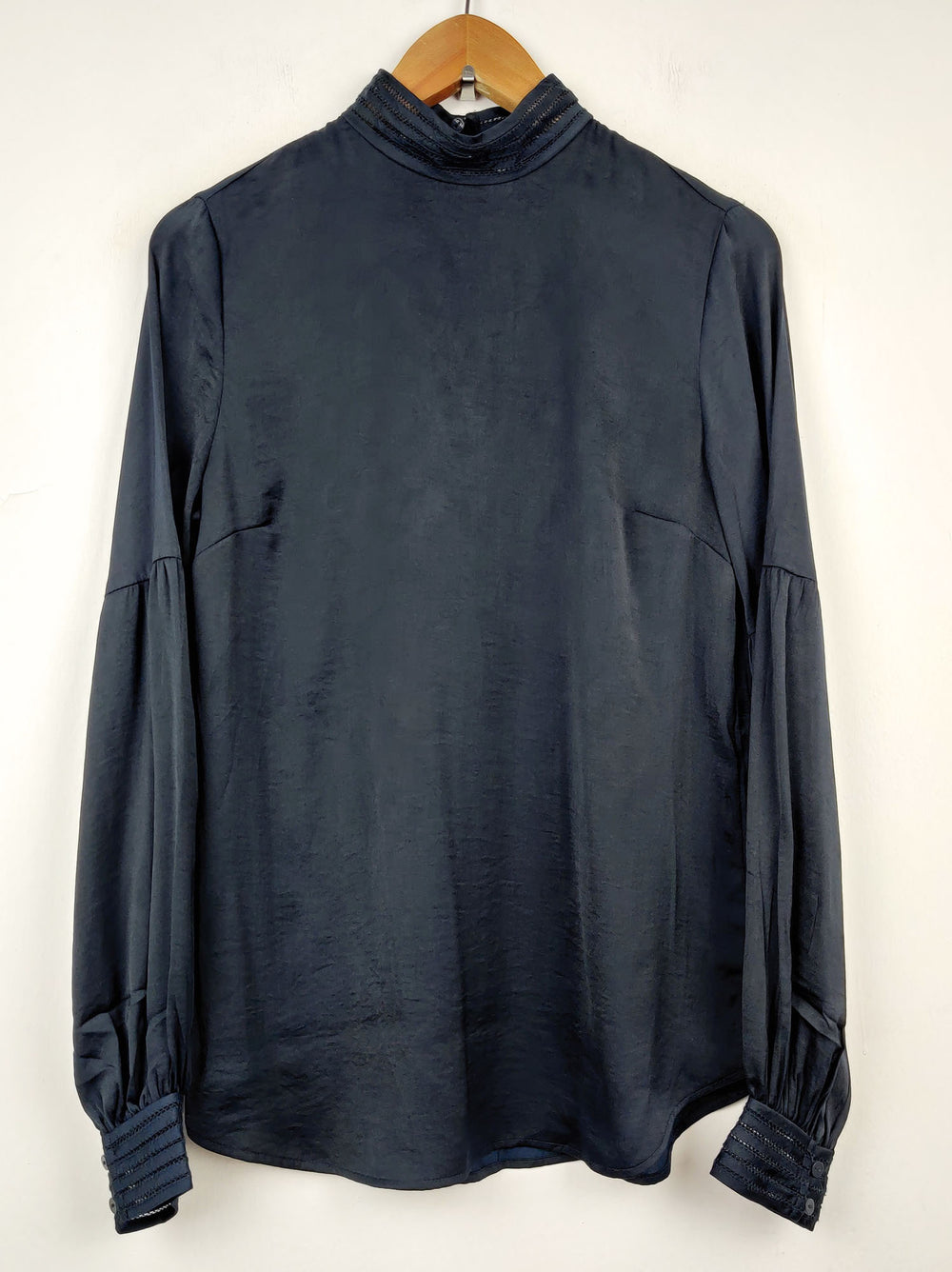 Buy online pre-used pre-loved 100% authentic & Original branded H&M (SWT-2155) available in Pakistan. Top international brands avilable.