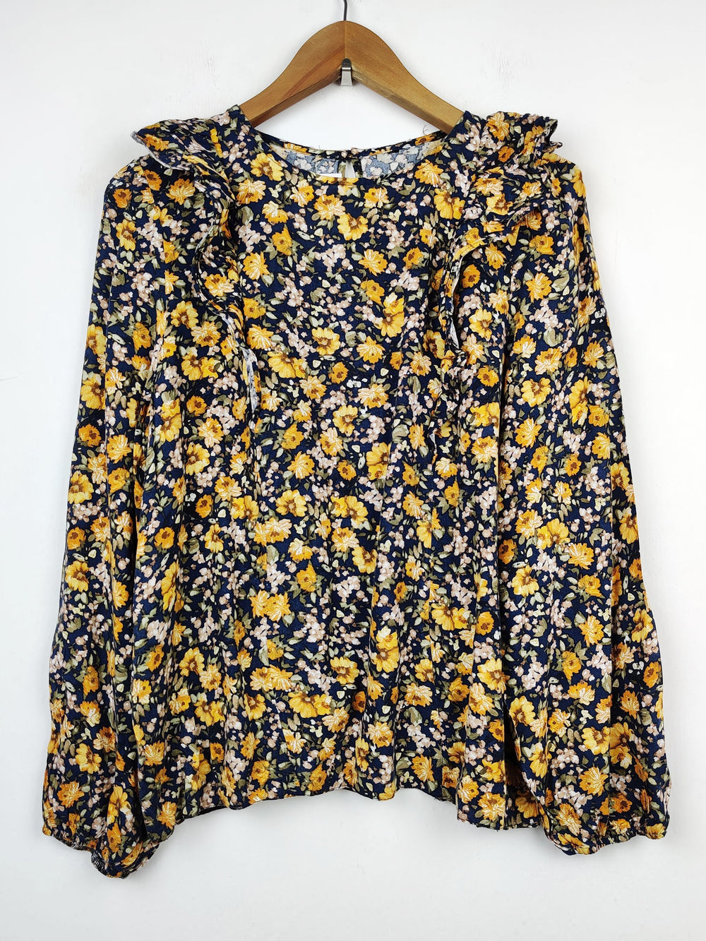 Buy online pre-used pre-loved 100% authentic & Original branded Peacocks (SWT-2270) available in Pakistan. Top international brands avilable.