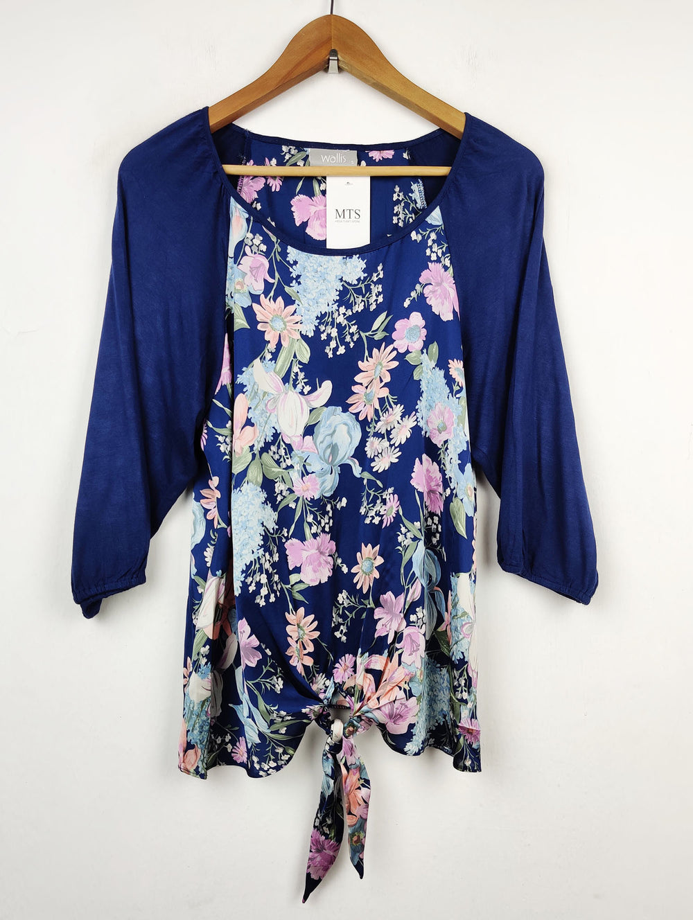 Buy online pre-used pre-loved 100% authentic & Original branded Wallis (SWT-2291) available in Pakistan. Top international brands avilable.