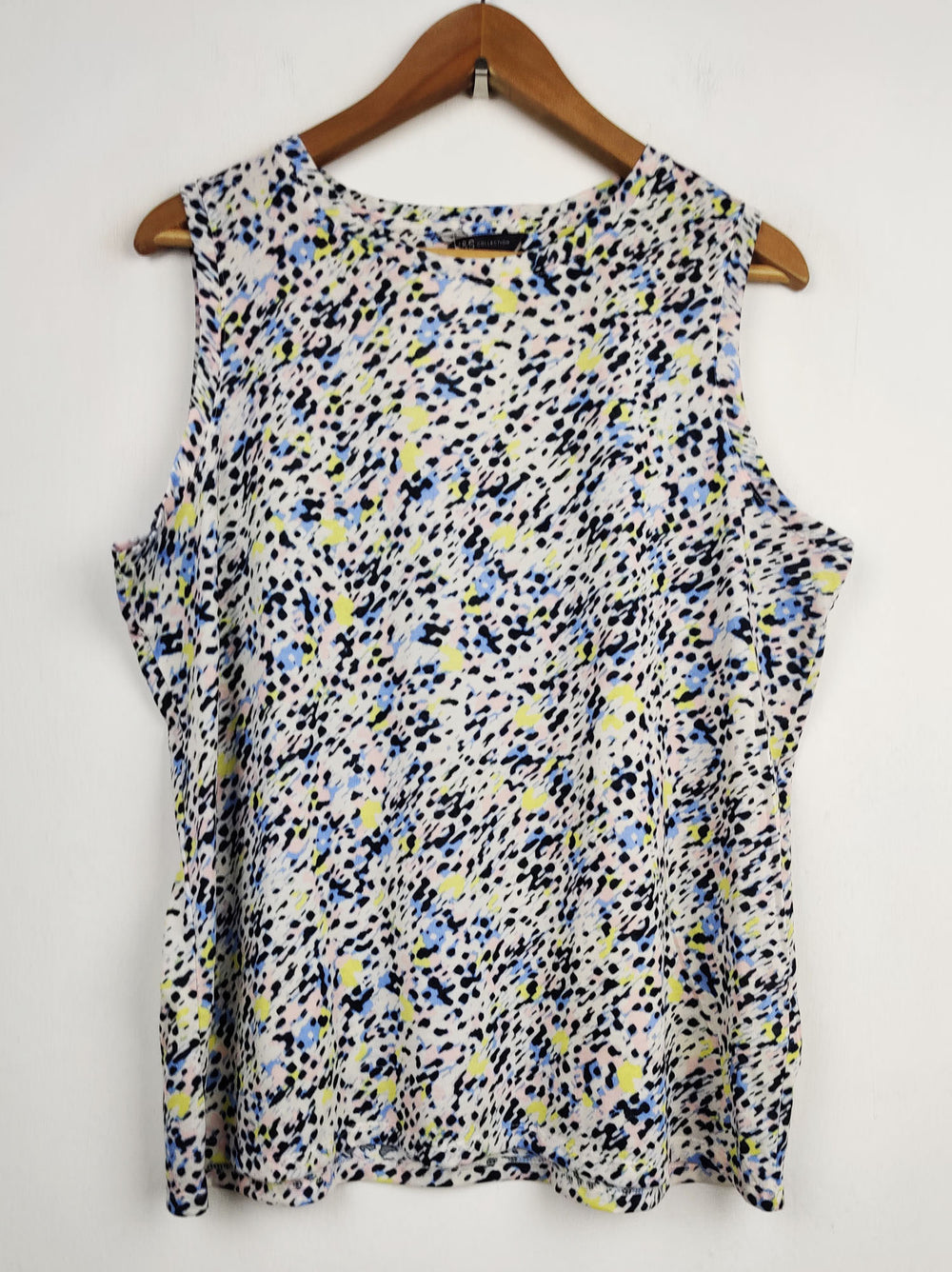 Buy online pre-used pre-loved 100% authentic & Original branded Marks & Spencer (SWT-2399) available in Pakistan. Top international brands avilable.