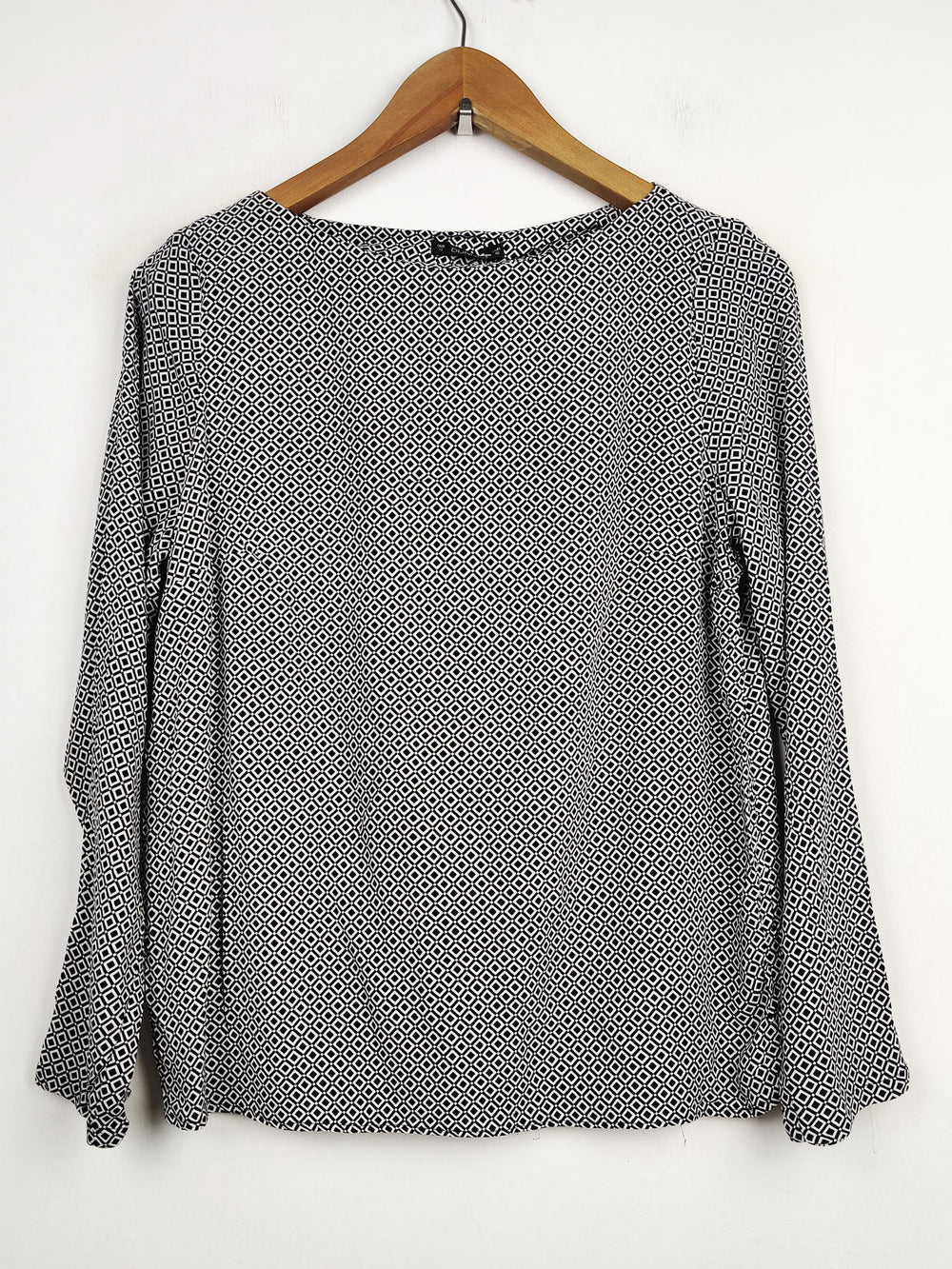 Buy online pre-used pre-loved 100% authentic & Original branded Dunnes (SWT-2421) available in Pakistan. Top international brands avilable.