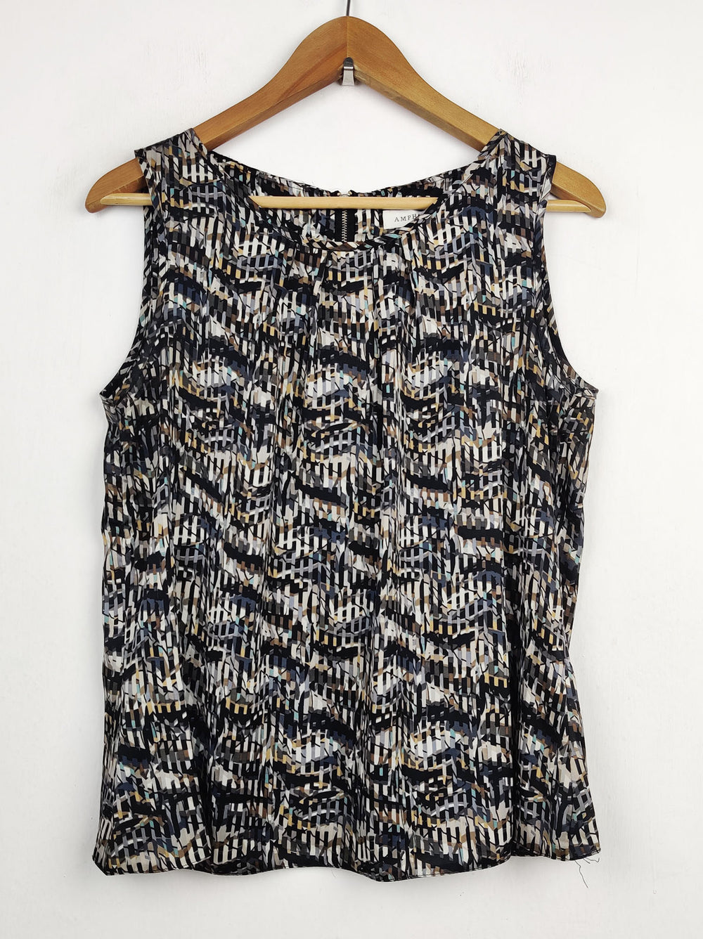 Buy online pre-used pre-loved 100% authentic & Original branded Amphora (SWT-2472) available in Pakistan. Top international brands avilable.