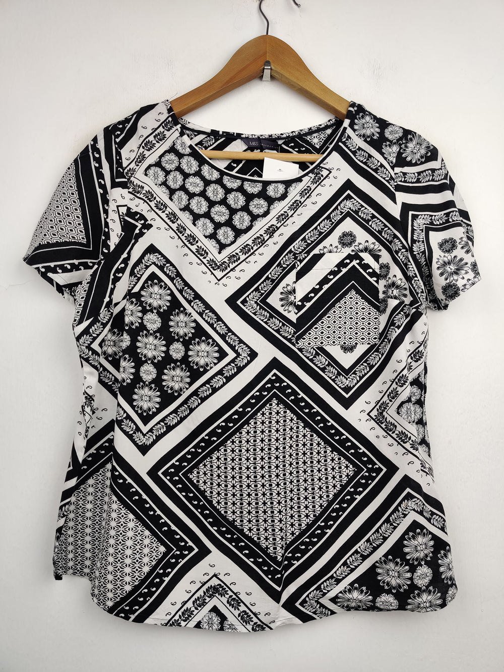 Buy online pre-used pre-loved 100% authentic & Original branded Marks & Spencer (SWT-2537) available in Pakistan. Top international brands avilable.