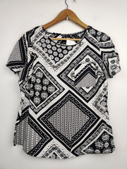 Buy online pre-used pre-loved 100% authentic & Original branded Marks & Spencer (SWT-2537) available in Pakistan. Top international brands avilable.