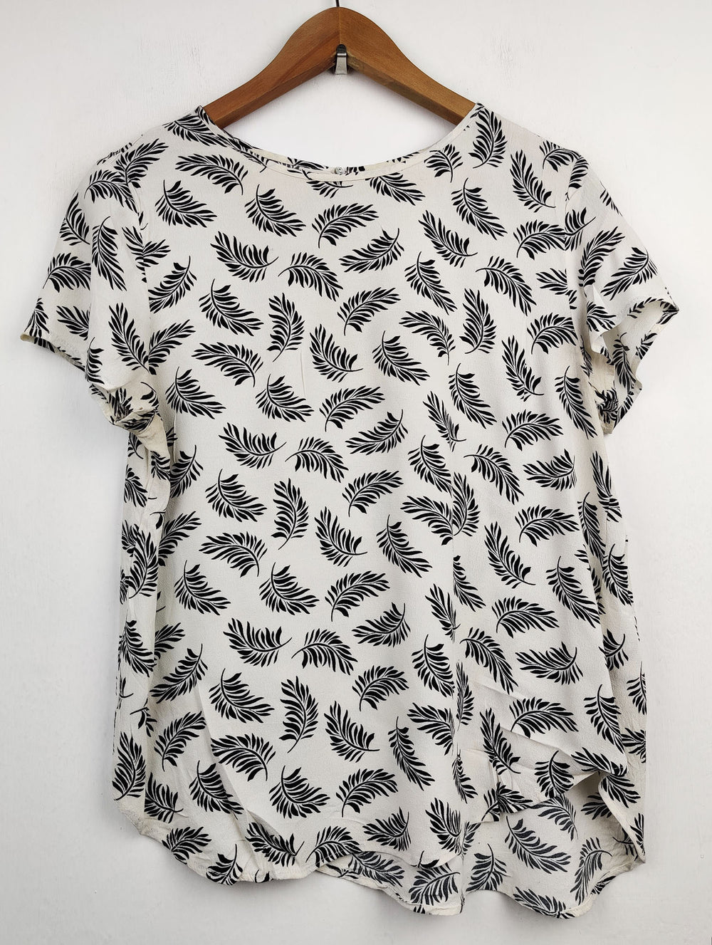 Buy online pre-used pre-loved 100% authentic & Original branded H&M (SWT-2672) available in Pakistan. Top international brands avilable.