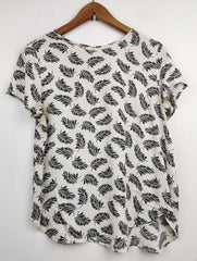 Buy online pre-used pre-loved 100% authentic & Original branded H&M (SWT-2672) available in Pakistan. Top international brands avilable.