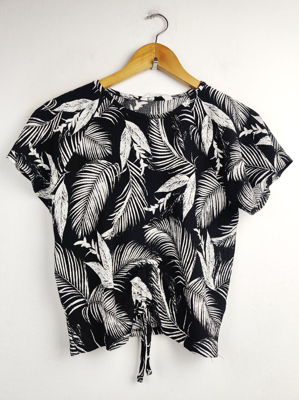 Buy online pre-used pre-loved 100% authentic & Original branded H&M (SWT-2689) available in Pakistan. Top international brands avilable.