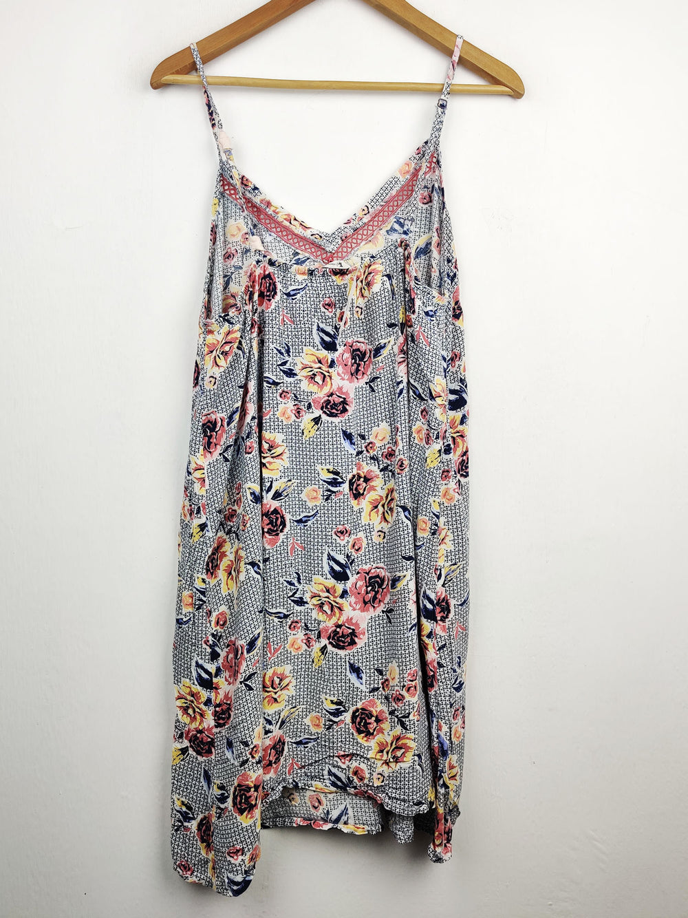 Buy online pre-used pre-loved 100% authentic & Original branded Tu (SWT-2697) available in Pakistan. Top international brands avilable.