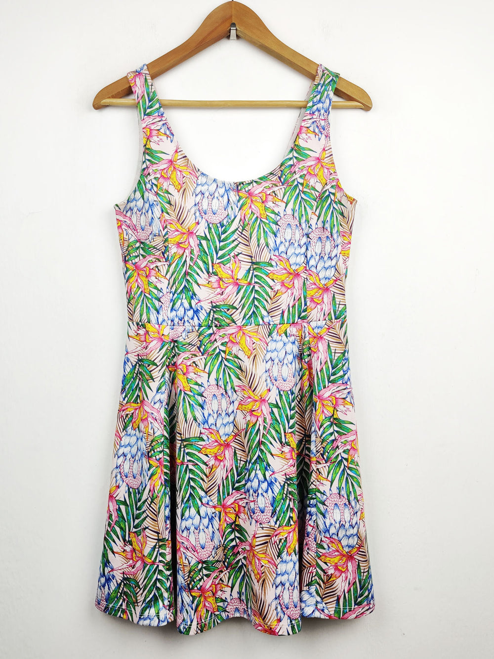 Buy online pre-used pre-loved 100% authentic & Original branded H&M (SWT-2721) available in Pakistan. Top international brands avilable.