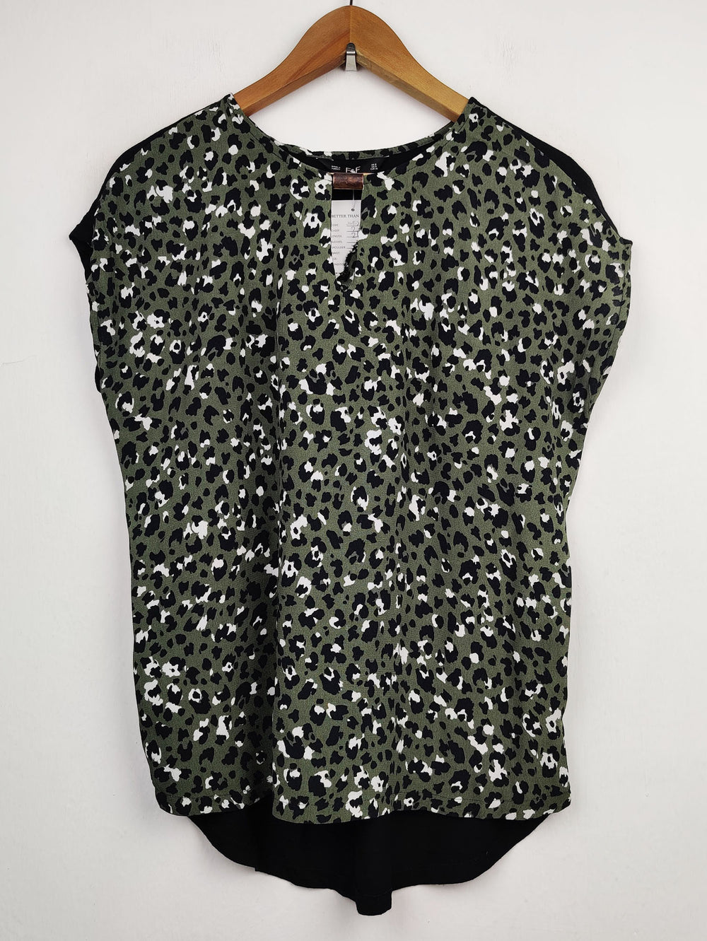 Buy online pre-used pre-loved 100% authentic & Original branded F&F (SWT-2740) available in Pakistan. Top international brands avilable.