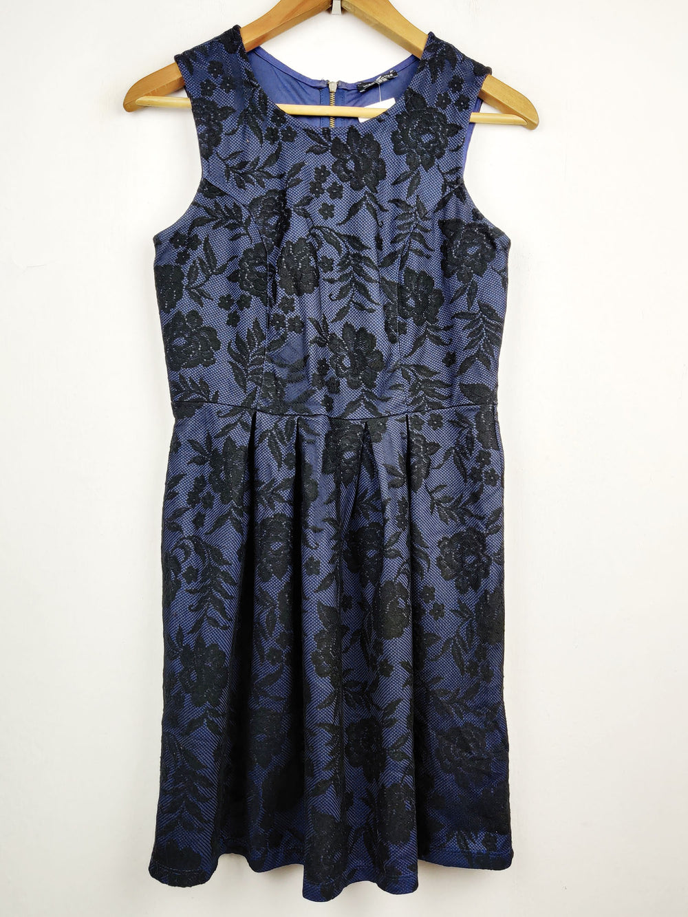 Buy online pre-used pre-loved 100% authentic & Original branded Warehouse (SWT-2743) available in Pakistan. Top international brands avilable.