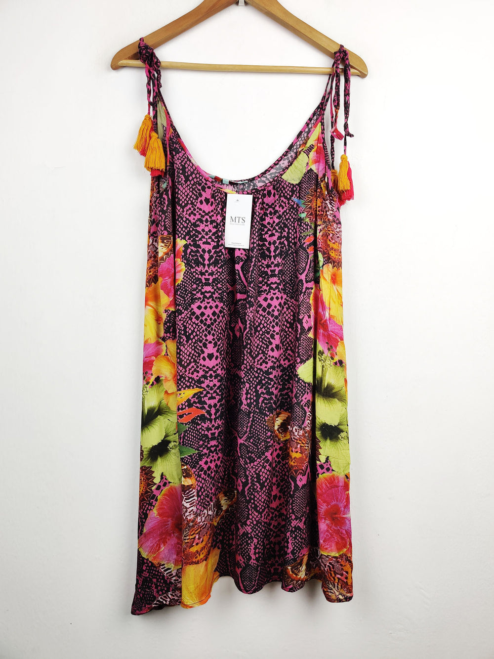 Buy online pre-used pre-loved 100% authentic & Original branded Mathew Williams (SWT-2777) available in Pakistan. Top international brands avilable.